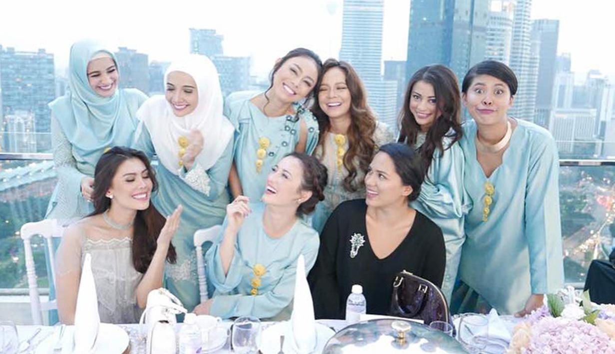 Sejumlah artis Indonesia saat menjadi pendamping pengantin wanita alias bridesmaid di pernikahan Laudya Cynthia Bella. Laudya Cynthia Bella memilih warna biru kalem untuk para bridesmaid-nya.  (instagram/julstelle)
