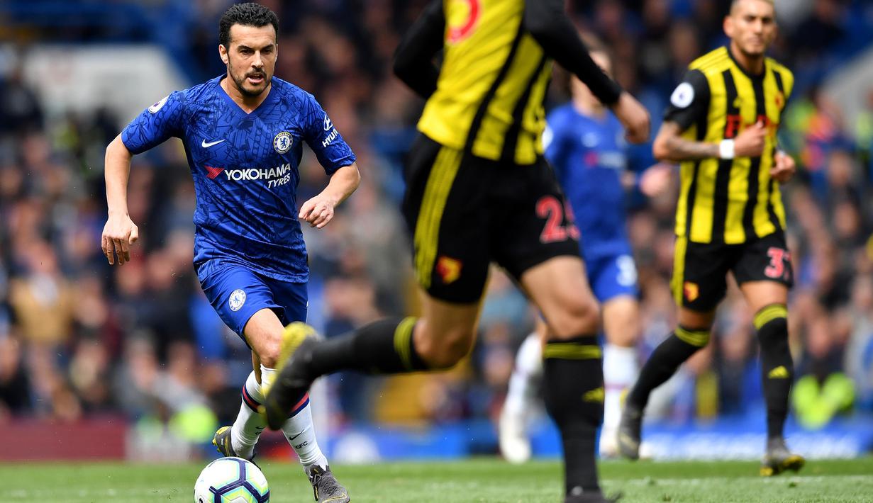 Gelandang Chelsea, Pedro, mengontrol bola saat melawan Watford pada laga Premier League di Stadion Stamford Bridge, London, Minggu (5/5). Chelsea menang 3-0 atas Watford. (AFP/Ben Stansall)