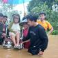 Petugas sedang melakukan evakuasi lansia yang terdampak banjir di Kota Depok (Foto: Istimewa)
