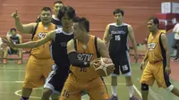 Penampilan tim basket SCTV Emtek pada semi final OJK Media Cup 2015 di GOR Soemantri, Jakarta Selatan, Senin (28/9/2015). (Bola.com/Vitalis Yogi Trisna)