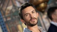 6 Potret Jonathan Bailey, Pria Terseksi Tahun 2025 Versi Majalah People