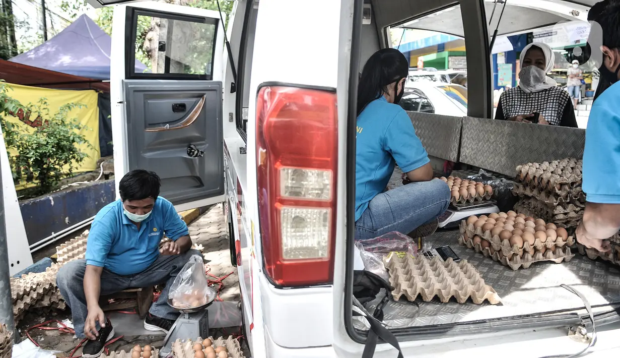 Pekerja saat merapikan telur yang akan dijual saat Gelar Pangan Murah di Pasar Tebet Barat, Jakarta, Rabu (23/12/2020). Pemprov DKI Jakarta bersama Badan Ketahanan Pangan Kementerian Pertanian menggelar Pangan Murah di 15 pasar tradisional mulai 23-30 Desember 2020. (merdeka.com/Iqbal S. Nugroho)