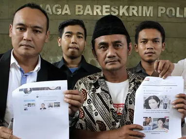 Relawan Prabowo-Sandi Digital Team (PRIDE) menunjukkan barang bukti saat melapor ke Bareskrim Polri, Jakarta, Senin (8/10). PRIDE melaporkan enam akun Instagram dan dua website, skandalsandiaga.com dan sandiagaundercover.com. (Merdeka.com/Iqbal Nugroho)