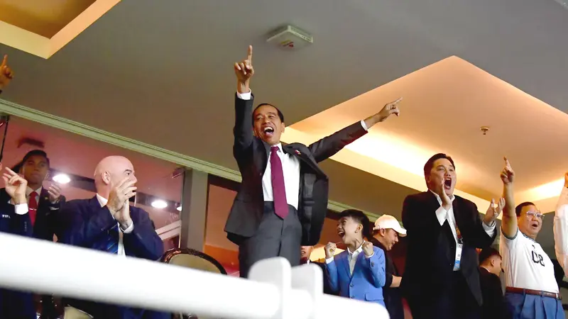 Presiden Joko Widodo (Jokowi) menyaksikan pertandingan antara Timnas Indonesia U-17 melawan Timnas U-17 Ekuador di Stadion Gelora Bung Tomo (GBT), Surabaya, Jawa Timur, Jumat, 10 November 2023. (Foto: Biro Pers Sekretariat Presiden)