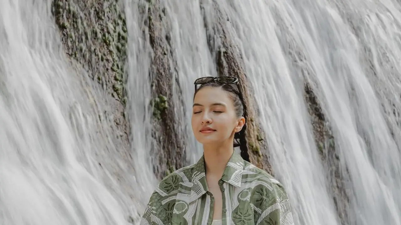 Raline Shah di air terjun (Instagram/ralineshah)