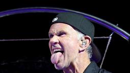 Drummer Chad Smith dari Red Hot Chili Peppers beraksi saat tampil di Allegiant Stadium di Las Vegas, Nevada (6/8/2022). Red Hot Chilis Peppers kembali ke Vegas untuk pertama kalinya dalam hampir satu dekade. (Ethan Miller/Getty Images/AFP)