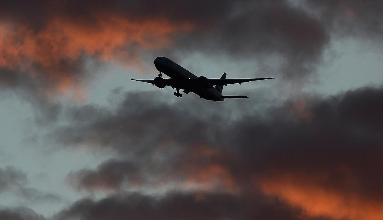 Sebuah pesawat British Airways saat akan mendarat di Bandara Heathrow, London, Inggris, (18/4). Pilot pesawat menyakini ada drone yang menabrak bagian depan pesawat yang dikemudikannya. (REUTERS / Toby Melville)