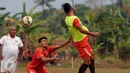 Maman Abdurrahman (kanan) saat latihan di NYTC, Sawangan, Depok, Senin (2/11/2015). Latihan ini persiapan jelang turnamen Piala Jenderal Sudirman, 14 November mendatang. (Liputan6.com/Helmi Fithriansyah)  