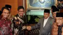 Sekjen Partai Demokrasi Indonesia Perjuangan (PDIP) Hasto Kristiyanto (tengah) disambut sejumlah ketua DPP sowan di Gedung PBNU, Jakarta, (8/1). Kedatangannya juga sekaligus merayakan ulang tahun PDIP ke-43. (Liputan6.com/Helmi Afandi)