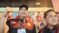 Menteri Pemuda dan Olahraga Republik Indonesia (Menpora RI) Dito Ariotedjo terlihat menitikkan air mata haru saat mengalungkan medali emas kepada atlet Indonesia dalam upacara penghormatan pemenang cabang olahraga sepak bola SEA Games ke-32 pada Selasa (16/5) (Istimewa)