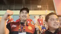 Menteri Pemuda dan Olahraga Republik Indonesia (Menpora RI) Dito Ariotedjo terlihat menitikkan air mata haru saat mengalungkan medali emas kepada atlet Indonesia dalam upacara penghormatan pemenang cabang olahraga sepak bola SEA Games ke-32 pada Selasa (16/5) (Istimewa)