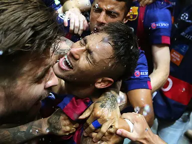 Ekspresi Neymar saat merayakan gol ketiga Barcelona yang dicetak olehnya. (EPA/Kay Nietfeld)