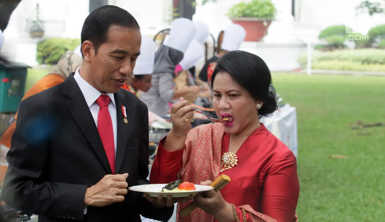 Presiden Jokowi dan Ibu Negara, Iriana Joko Widodo mencicipi masakan Pemenang Lomba Masak Ikan Nusantara 2017 di halaman Istana Kepresidenan, Jakarta, Selasa (15/8). Lomba ini dalam rangka 72 tahun Kemerdekaan Republik Indonesia. (Liputan6.com/Pool)