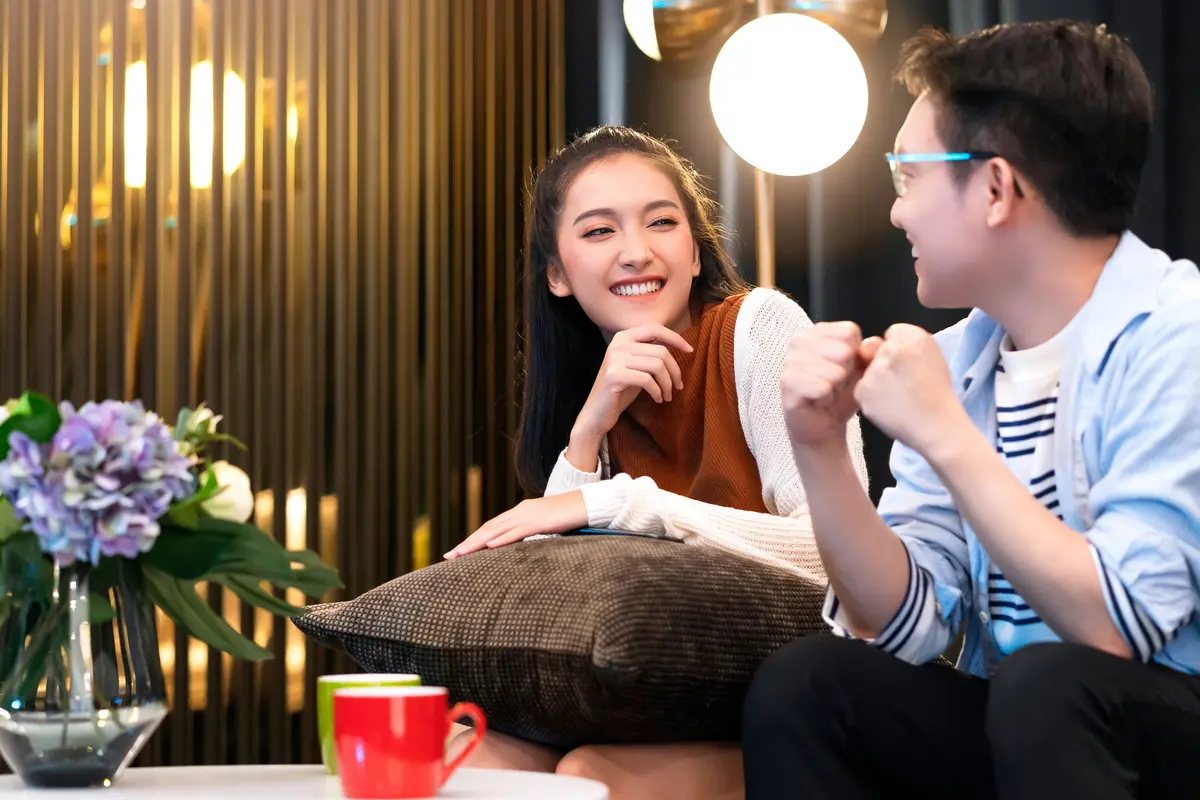 perempuan dan pasangan maret 7