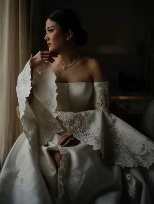 Untuk bridal robe, Valencia mempercayakan desainer Monica Ivena [@monicaivena]
