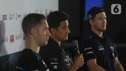 Pembalap dari tim Mercedes EQ Formula E Stoffel Vandoorne (kiri), tim Jaguar TCS Racing Mitch Evans (tengah), dan tim Envision Racing Nick Cassidy (kanan) memberi keterangan dalam konferensi pers jelang ajang balap Formula E Jakarta di Jakarta International E-Prix Circuit (JIEC), Jakarta, Jumat (3/6/2022). (Liputan6.com/Herman Zakharia)