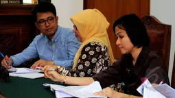 Kuasa hukum KPK saat menghadiri praperadilan Suroso Atmo Martoyo di Pengadilan Negeri (PN) Jakarta Selatan, Senin (6/4/2015). (Liputan6.com/Yoppy Renato)