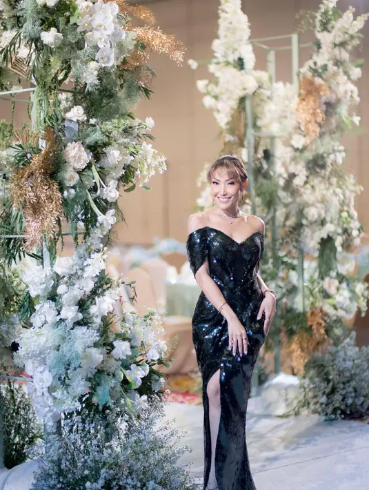 <p>Berganti outfit, Ayu Dewi tampak semakin luar biasa dalam balutan sequin dress. Dress ini memiliki detail off-the-shoulder dengan lengan jatuh dan high slit yang manis. Foto: Instagram.</p>