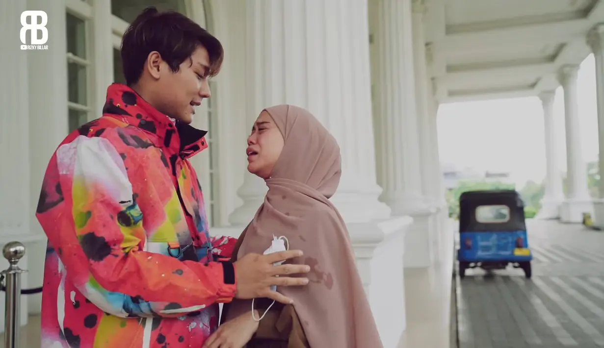 Tibalah momen di saat Lesti menerima kado spesial dari Rizky berupa sebuah mobil mewah. (YouTube Rizky Billar)