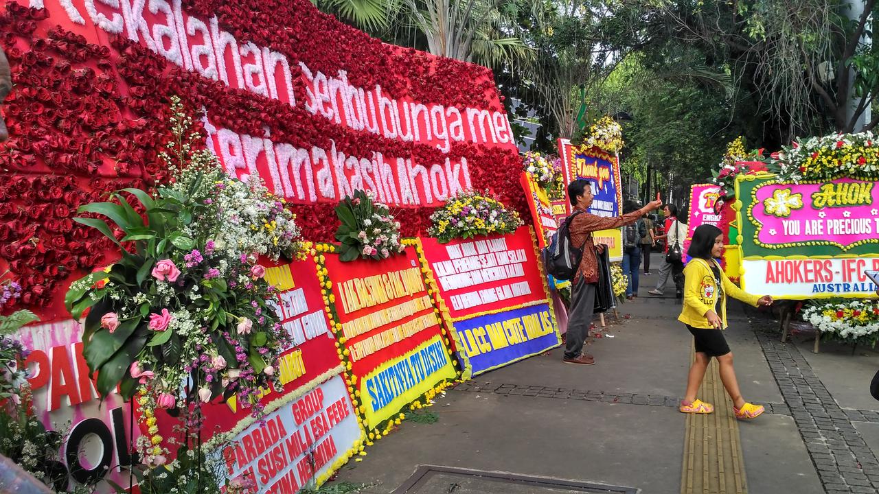 Ribuan Karangan Bunga untuk Ahok