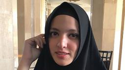 Perempuan kelahiran 16 April 1990 ini memang memiliki paras yang cantik. Paras cantiknya kian menawan saja saat ia mengenakan hijab. Hijab hitam yang dikenakannya semakin membuat penampilan Nia Ramadhani kian tuai pujian dari publik. (Liputan6.com/IG/@ramadhaniabakrie)