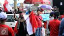 Pedagang menawarkan bendera kepada suporter Timnas Indonesia di sekitar Stadion Pakansari, Bogor, Sabtu (3/12). Timnas Indonesia akan melakoni laga semifinal pertama Piala AFF 2016 melawan Vietnam. (Liputan6.com/Helmi Fithriansyah)