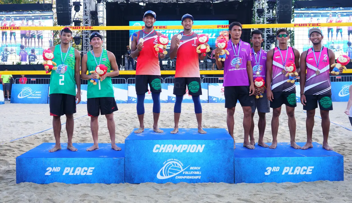 Pevoli Pantai no.1 Asia, Rachmawan/Asyifa tampil sebagai juara mengalahkan pevoli Thailand Inkiew/Padsawud pada Kejuaraan Bola Voli Pantai ke-29 yang diadakan di Singapura, Rabu (30/9/2017) (Bola.com/Huang Xiaolong)