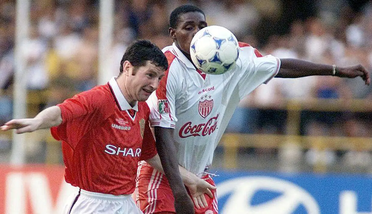 Denis Irwin yang merupakan rekan satu negara Roy Keane pun tak pernah merasakan tampil bersama Timnas Irlandia di Piala Eropa. Irwin membela Timnas Republik Irlandia pada 1990 hingga 1999. (Foto: AFP/Vanderlei Almeida)