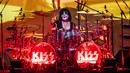 Penampilan drummer band heavy metal KISS, Eric Singer dalam tur dunia bertajuk 'End of the Road' di Riverbend Music Center, Cincinnati, Ohio, Amerika Serikat, Kamis (29/8/2019). KISS menggebrak panggung Riverbend Music Center dalam tur perpisahan band tersebut. (Photo by Amy Harris/Invision/AP)