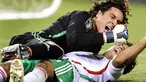 Kiper Meksiko, Guillermo Ochoa dan Carlos Vela merayakan keberhasilan timnya memenangi adu penalti lawan Kosta Rika di laga semifinal CONCACAF Gold Cup di Soldier Field, Chicago, 21 Juli 2009. AFP PHOTO/TIMOTHY A. CLARY 
