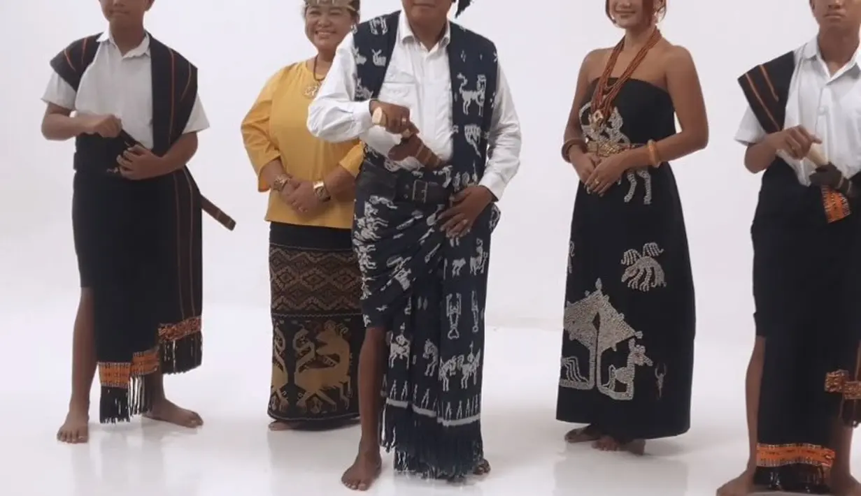 Sementara untuk anggota keluarga pria, mengenakan kain sebagai bawahan yang juga dikenakan sebagai selendang. Dipadukan atasan kemeja putih. [@lalamarionmj]