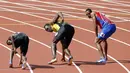 Ekspresi pelari asal Jamaika, Usain Bolt (tengah) dan dua pelari lainya saat berlaga pada nomor lari estafet 4x100m putra di World Athletics Championships, London (12/8/2017). (AP/Alastair Grant)