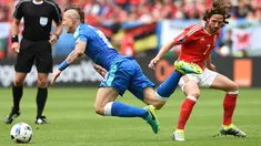 Pemain Wales, Joe Allen, membuat 88% umpan berhasil dan dua peluang ke gawang Slovakia. Tak heran bila dia terpilih menjadi Man of The Match pertandingan itu. (AFP/Nicolas Tucat) 