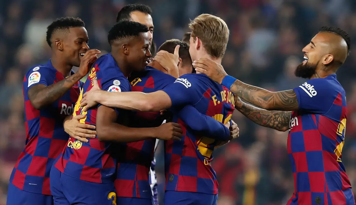 Bek Barcelona, Clement Lenglet berselebrasi dengan timnya setelah mencetak gol ke gawang Real Valladolid dalam pertandingan pekan ke-11 La Liga  di Camp Nou, Selasa (29/10/2019). Barcelona sukses merebut puncak klasemen La Liga pekan ini usai menang telak 5-1 atas Valladolid. (AP/Joan Monfort)