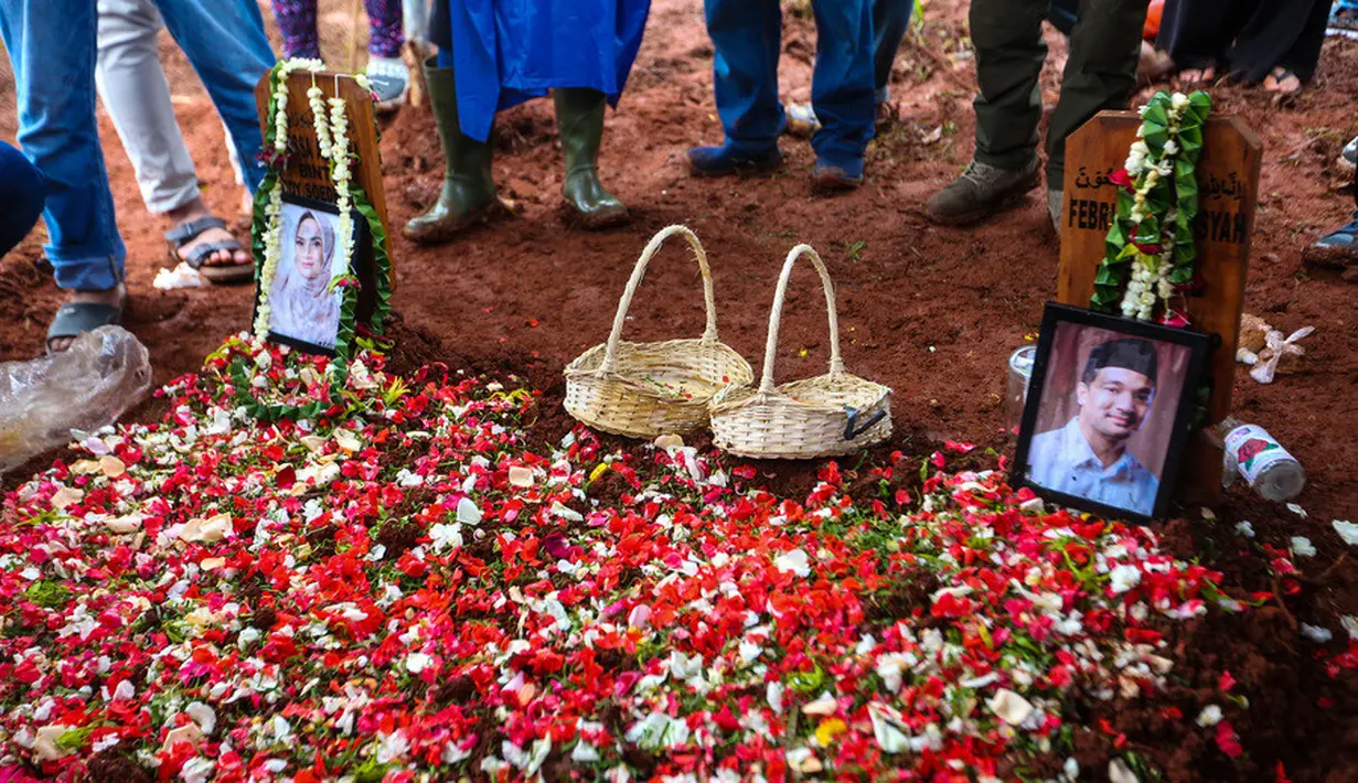 Proses pemakaman jenazah Vanessa Angel dan Bibi Ardiansyah dilakukan pada Jumat (5/11/21) sekira pukul 9 pagi. (Kapanlagi.com/Budi Santoso)