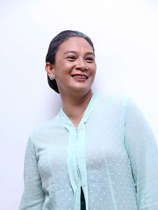 Dian Nitami saat berdandan menjadi Siti, rambut rapi digulung dibelakang sedikit beruban, dan mengenakan busana ibu-ibu jaman dulu. (Nurwahyunan/Bintang.com)