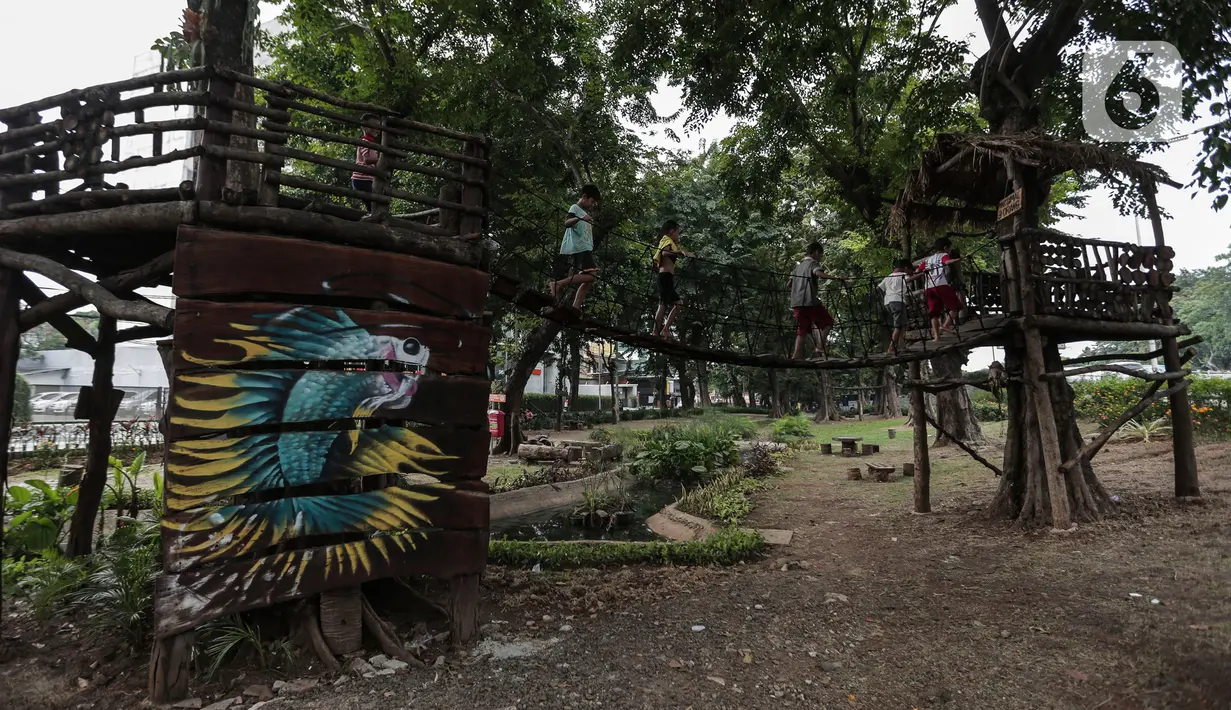 Anak-anak bermain di Taman Tomang Rawa Kepa, Jakarta, Minggu (21/6/2020). Lokasi tersebut menjadi salah satu tempat alternatif liburan warga untuk menghilangkan kebosanan di tengah masa PSBB transisi. (Liputan6.com/Johan Tallo)