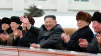 Pemimpin Korea Utara Kim Jong-un (tengah) melambaikan tangan saat menghadiri upacara peresmian Kota Samjiyon di Korea Utara, Senin (2/12/2019). Kota Samjiyon dilengkapi dengan sejumlah fasilitas komersial, budaya, dan medis termasuk apartemen, hotel, dan resor ski. (STR/AFP/KCNA MELALUI KNS)