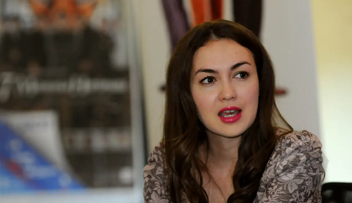 Mantan VJ MTV, Rianti Cartwright tetap terlihat cantik dengan make up minimalis yang menghias wajahnya saat ditemui di kawasan Jakarta barat, Rabu, (6/5/2015). (Liputan6.com/Faisal R Syam)