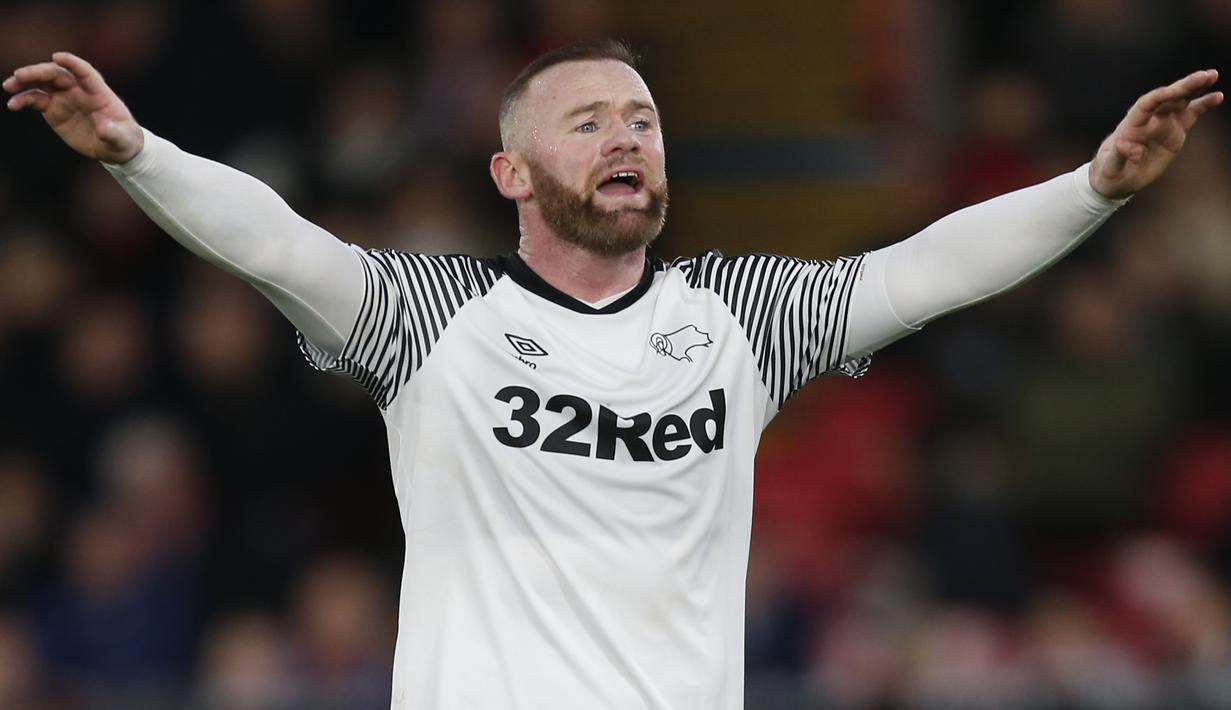 Gelandang Derby County, Wayne Rooney, memberikan instruksi saat melawan Crystal Palace pada laga Piala FA di Stadion Selhurst Park, London, Minggu (5/1). Palace kalah 0-1 dari Derby. (AFP/Ian Kington)