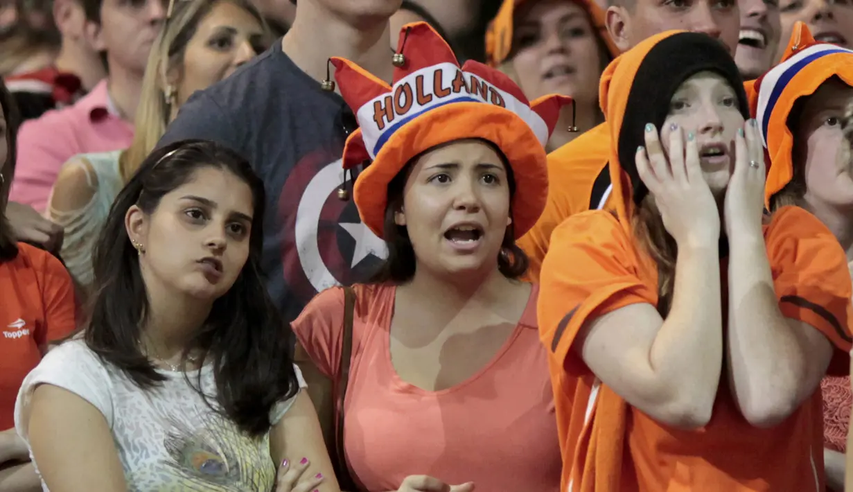 Reaksi para fans saat nonton bareng pertandingan Kosta Rika melawan Belanda, Brasil, Sabtu (5/7/14). (REUTERS/Paulo Whitaker)