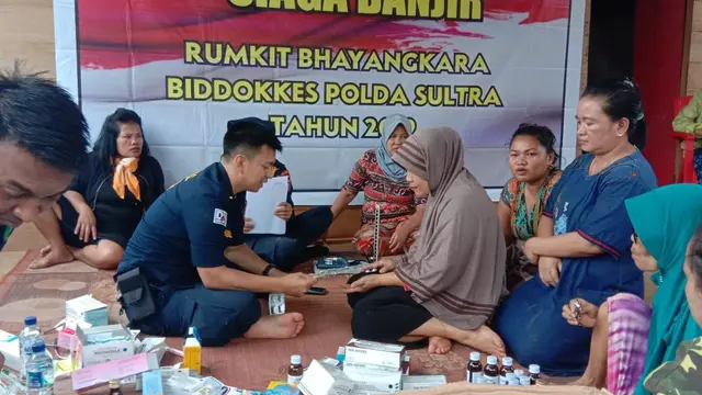 Personil medis Biddokes Polda Sultra di lokasi korban banjir Konawe, Sabtu (15/6/2019).(Ahmad Akbar Fua/Liputan6.com)