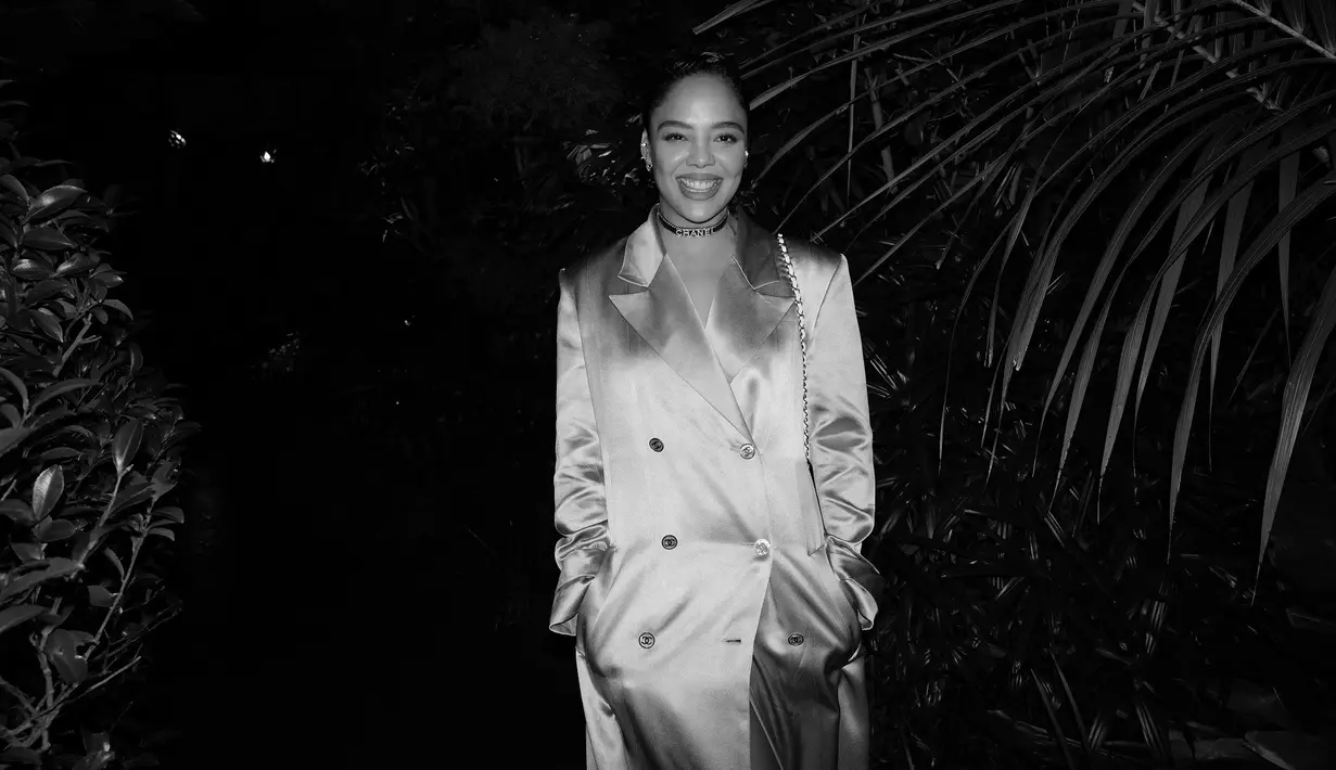 Tessa Thompson mengenakan blue satin trench coat dari koleksi SS23 pre collection. [Dok/Chanel].