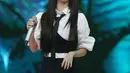 Gaya ini semakin melengkapi aura profesional sekaligus energik yang ia tampilkan di atas panggung. Tidak hanya memukau secara visual, Chung Ha juga menunjukkan kemampuan vokal dan tarinya yang luar biasa.   [KLY/Budy Santoso].