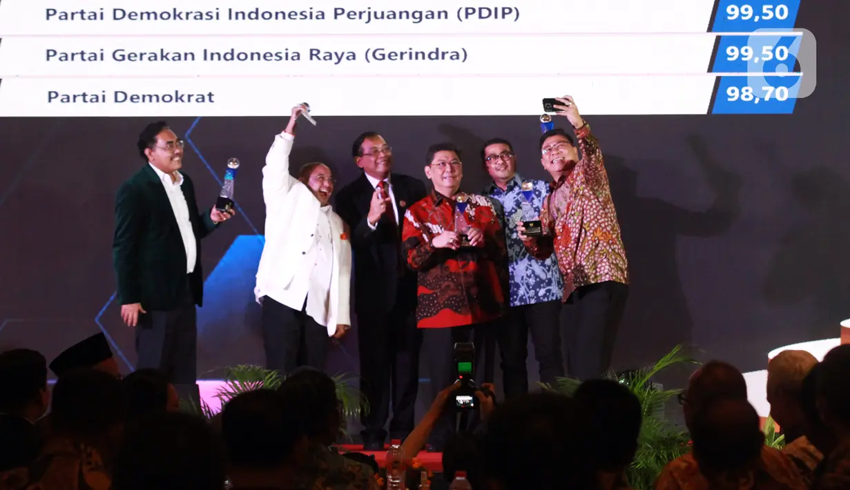 Ketua DPP PDIP Utut Adianto (ketiga kanan) toto bersama saat menerima penghargaan Anugerah Keterbukaan Informasi Publik Tahun 2022 di Tangerang, Banten, Rabu (14/12/2022). Partai Demokrasi Indonesia Perjuangan (PDIP) kembali berhasil meraih penghargaan Anugerah Keterbukaan Informasi Publik Tahun 2022 dari Komisi Informasi Pusat (KIP) RI yang diwakili oleh Ketua DPP PDIP Utut Adianto. (Liputan6.com/Johan Tallo)