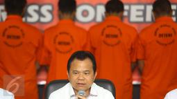 Direktur Jenderal Imigrasi Kementerian Hukum dan HAM Ronny F. Sompie memberi keterangan saat rilis sindikat internasional pemalsuan dokumen keimigrasian di Kantor Imigrasi Jakarta Pusat, Rabu, (18/1). (Liputan6.com/Immanuel Antonius)
