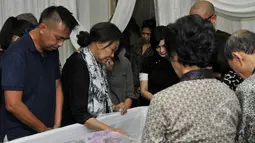 Istri Frans Tumbuan, Rima Melati (kedua dari kiri) setia mendampingi jenazah di Rumah Duka St. Carolus, Jakarta, Senin (23/3/2015). Frans Tumbuan meninggal dunia setelah menderita kanker di usia 75 tahun. (Liputan6.com/Faisal R Syam)
