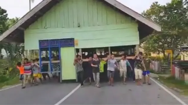 People Power ala Warga Sulawesi Tenggara, Gotong Royong Angkat Rumah Saat Pindahan