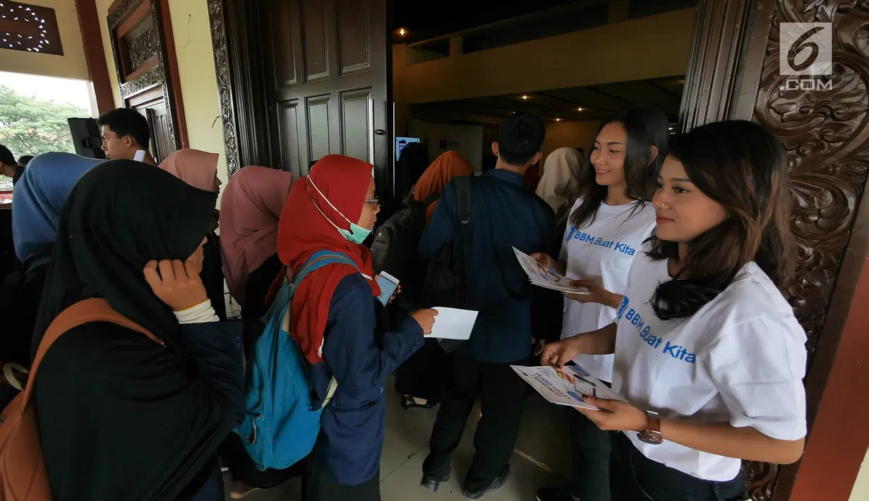 Para peserta Emtek Goes To Campus (EGTC) 2018 memasuki auditorium Universitas Gadjah Mada di Yogyakarta, Rabu (17/10). Acara ini menghadirkan tokoh-tokoh inspiratif yang siap memberikan pengetahuan baru. (Liputan6.com/Herman Zakharia)