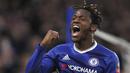 Pemain muda Chelsea, Michy Batshuayi merayakan golnya saat melawan Brentford, Romaine Sawyers pada putaran keempat Piala FA di Stamford Bridge stadium, London (28/1/2017). Chelsea menang 4-0. (AP/Kirsty Wigglesworth)